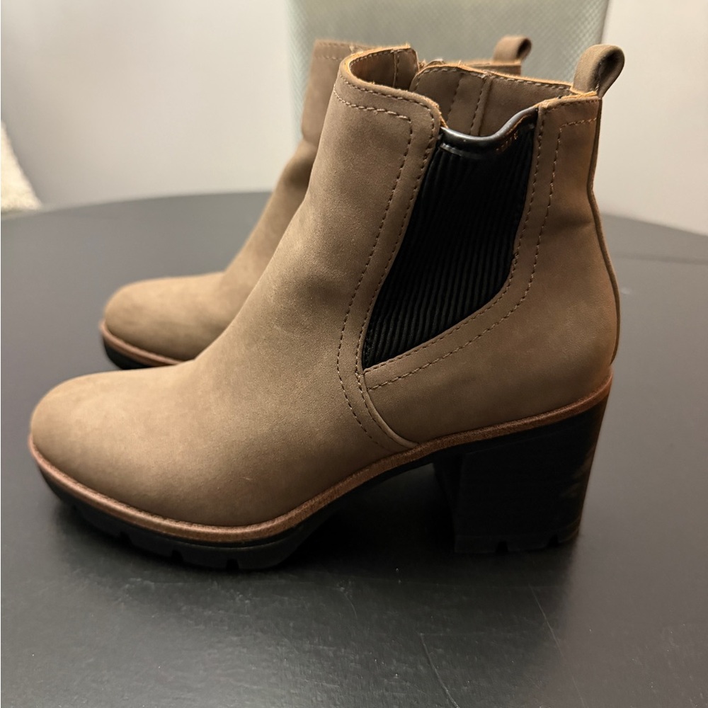Naturalizer Tan Ankle Boots